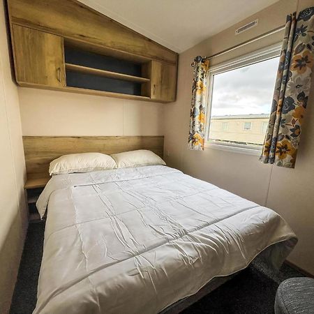 Homely 8 Berth Caravan At Dovercourt Holiday Park, Essex Ref 44201H Great Oakley  Exterior photo