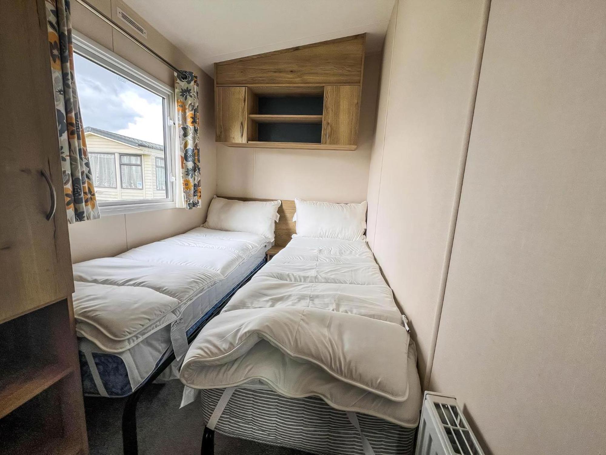 Homely 8 Berth Caravan At Dovercourt Holiday Park, Essex Ref 44201H Great Oakley  Exterior photo
